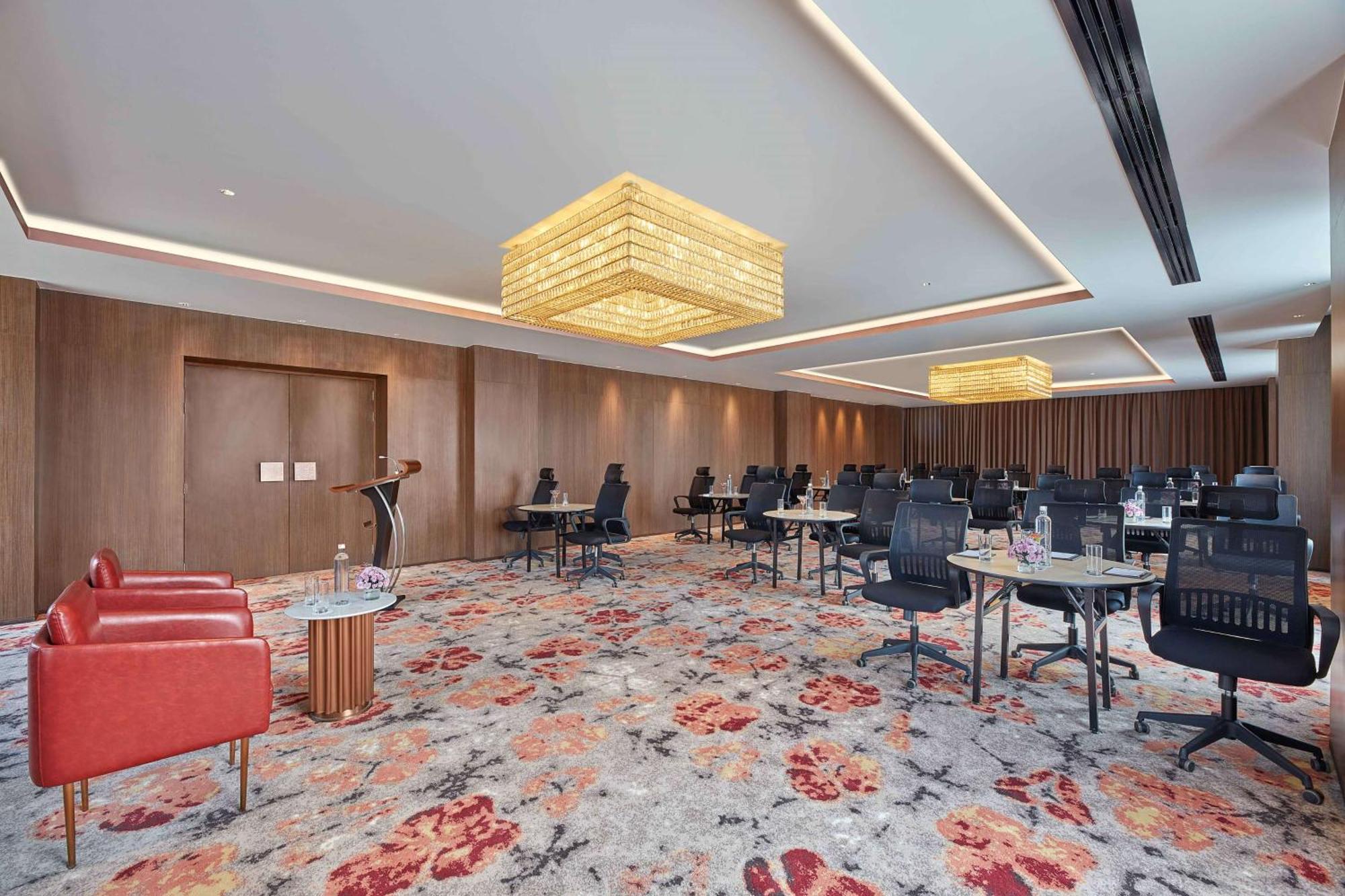 Doubletree By Hilton Varanasi Exterior photo